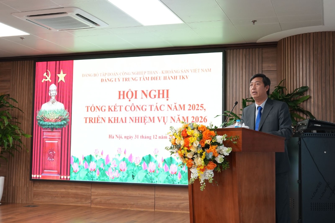 Đồng chí Vũ Văn Điền, Phó Bí thư Đảng ủy Trung tâm Điều hành TKV, Trưởng ban Điều độ sản xuất than Tập đoàn báo cáo tại hội nghị