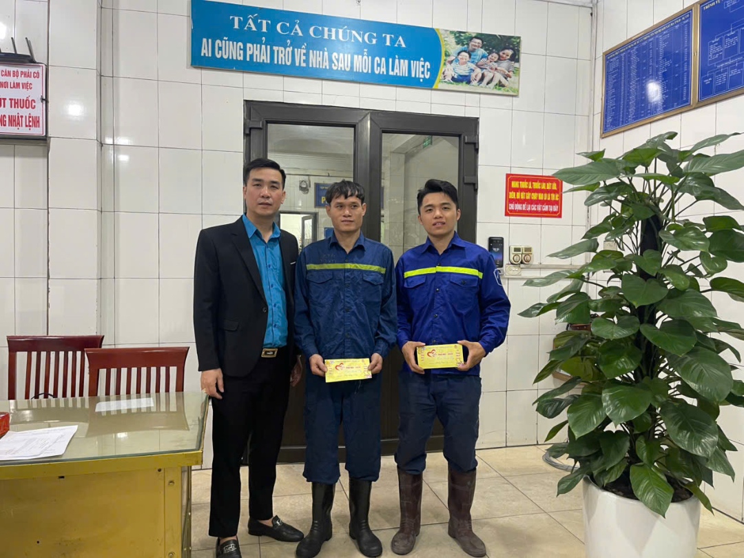 Phân xưởng Khai thác 7 trao quà Tết cho công nhân xuất sắc