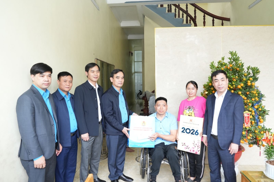 Thăm hỏi, tặng quà công nhân bị tai nạn lao động Công ty Than Thống Nhất