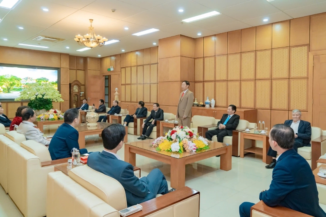 Đồng chí Nguyễn Xuân Loan - Nguyên Bí thư Đảng uỷ Công ty  phát biểu tại buổi gặp mặt