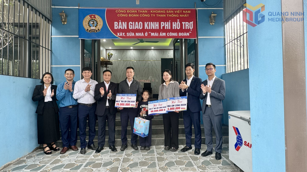 Công đoàn Than Thống Nhất trao kinh phí hỗ trợ xây nhà Mái ấm công đoàn cho thợ lò Lê Xuân Tùng, phân xưởng Khai thác 6.