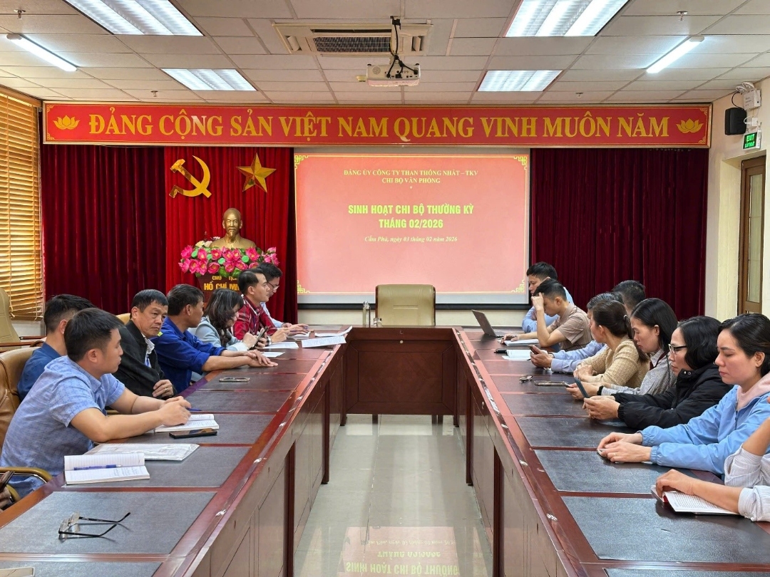 Đồng chí Ninh Hữu Hùng - Uỷ viên BCH Đảng bộ Công ty, Bí thư Chi bộ,  Chánh Văn phòng chủ trì buổi sinh hoạt thường kỳ tháng 02 năm 2026
