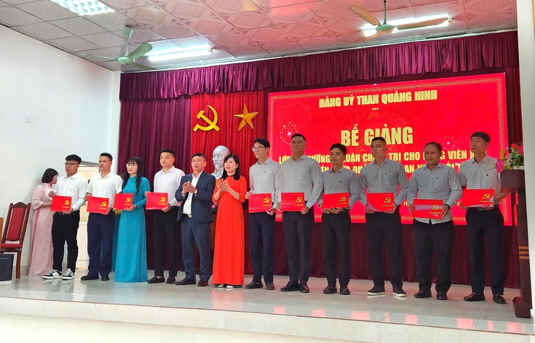 12 Đảng viên mới hoàn thành xuất sắc lớp bồi dưỡng lý luận chính trị và kiến thức quốc phòng, an ninh