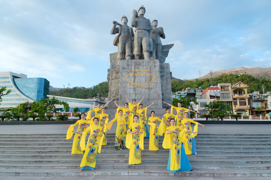 Những bóng hồng ghi chuyến thầm lặng của Mỏ