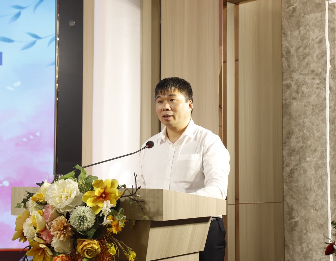 Phó Tổng giám đốc Tập đoàn Nguyễn Văn Tuân chúc mừng và biểu dương thành tích của đội ngũ nữ CNVCLĐ toàn Tập đoàn
