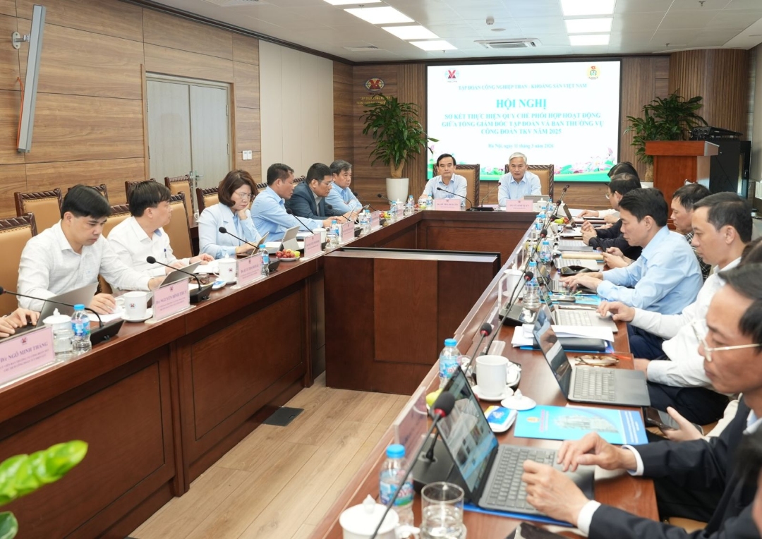 Tổng Giám đốc Tập đoàn Vũ Anh Tuấn và Chủ tịch Công đoàn TKV Lê Thanh Xuân đồng chủ trì hội nghị.