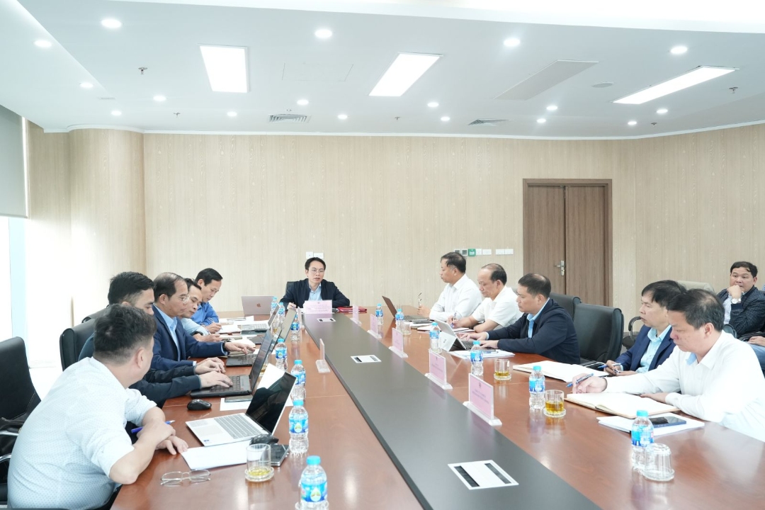 Phó TGĐ Tập đoàn Nguyễn Huy Nam chủ trì làm việc về triển khai thực hiện sử dụng đất đá thải mỏ