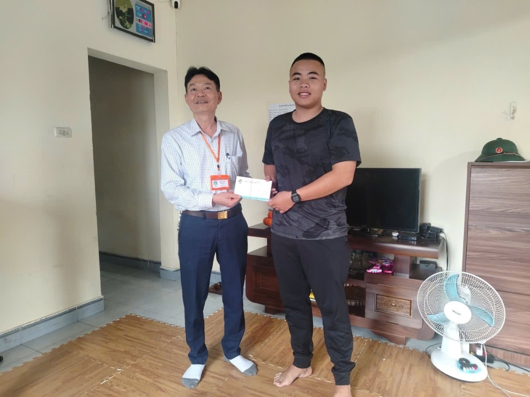 Đồng chí Đỗ Quang Minh tặng quà cho công dân Phạm Ngọc Tuân