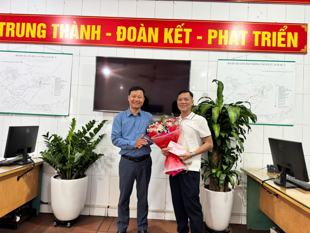 Nghĩa tình Phân xưởng Khai thác 2 trong ngày chia tay đồng chí Lê Nam Thành - Công nhân cơ điện về nghỉ chế độ