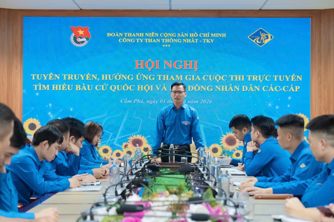 Đồng chí Đào Văn Hưng - Ủy viên Ban Chấp hành Đảng bộ, Bí thư Đoàn Thanh niên Công ty phát biểu tại hội nghị. Ảnh: Truyền thông Công ty.