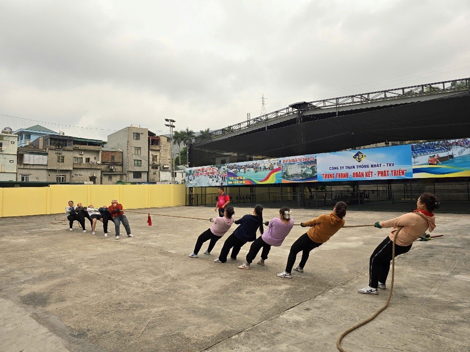 Đội kéo co nữ hạng cân 560kg tập luyện tại Công ty