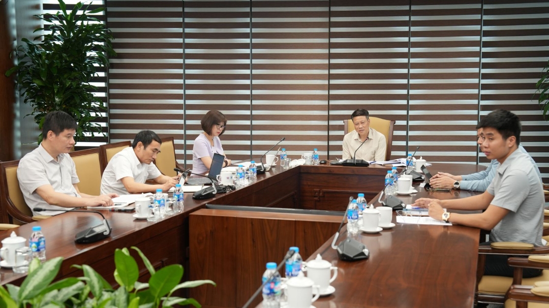 Đồng chí Nguyễn Quốc Tuấn - Trưởng Ban Tổ chức Nhân sự TKV chủ trì hội nghị