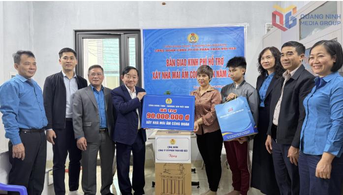 Công đoàn Công ty CP Than Núi Béo trao hỗ trợ Mái ấm công đoàn cho chị Nguyễn Thị Kim Oanh