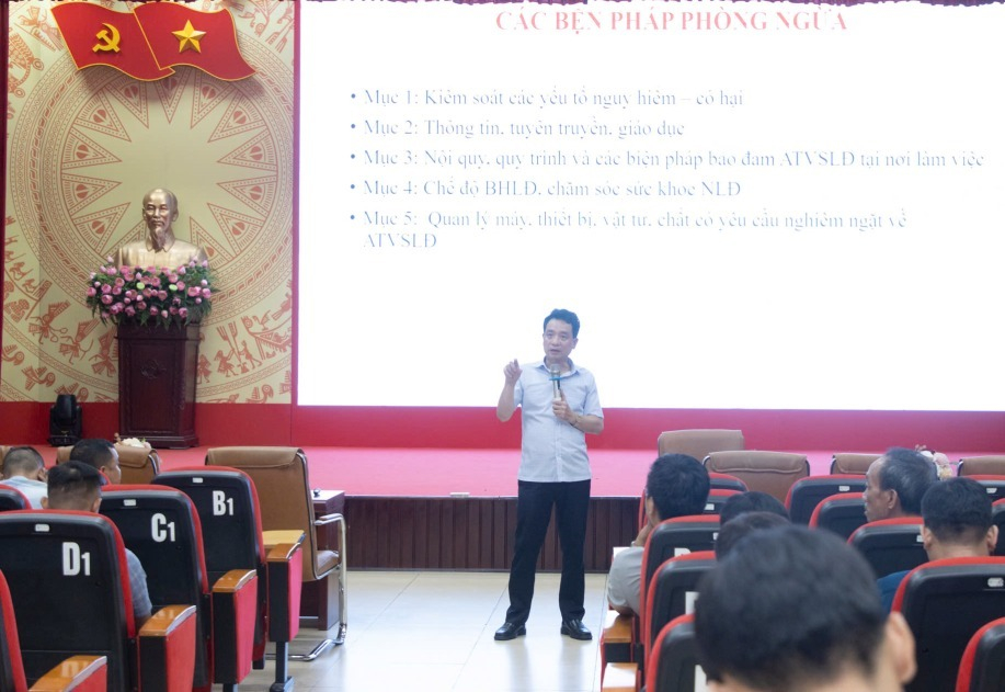 Công ty Than Thống Nhất - TKV tổ chức huấn luyện an toàn, VSLĐ cho đội ngũ cán bộ các phân xưởng.