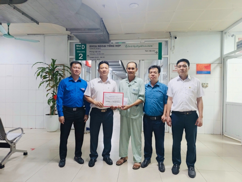 Đồng chí Trần Quang Cường - Bí thư chi bộ, Trưởng Phòng KCS-TT cùng Ban lãnh đạo Phòng trao quà ủng hộ, thăm hỏi anh Phạm Văn Dũng.