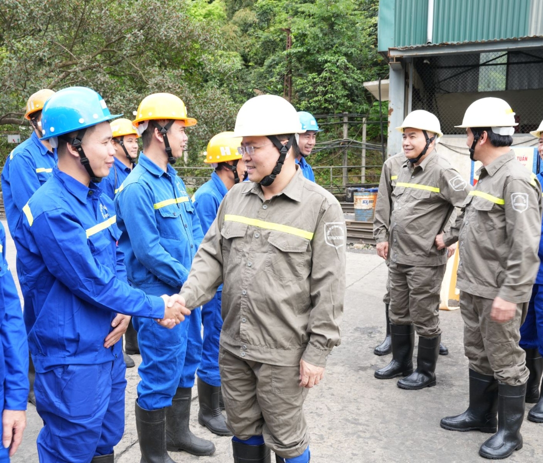 Chủ tịch Tổng LĐLĐ Việt Nam Nguyễn Anh Tuấn thăm, tặng quà công nhân lao động Công ty CP Than Vàng Danh nhân dịp Tháng Công nhân năm 2026