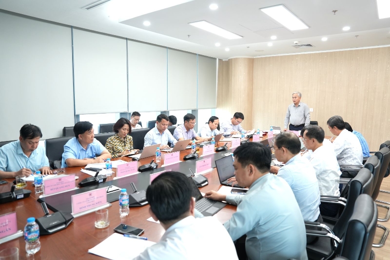 Tổng Giám đốc Tập đoàn Vũ Anh Tuấn chủ trì họp về tình hình triển khai việc khai thác, thu hồi, sử dụng, kinh doanh đất đá thải mỏ