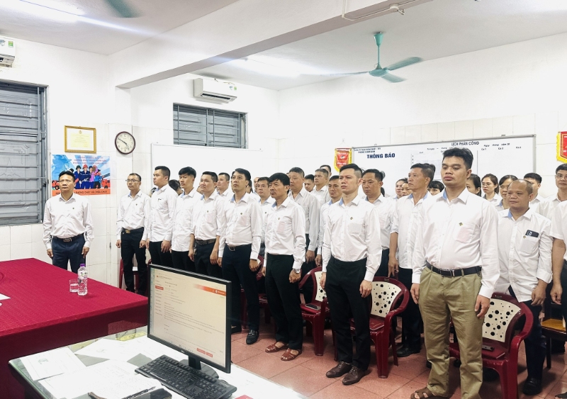 Lễ chào cờ tại buổi lễ kết nạp đảng viên mới