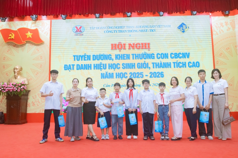 Các cháu học sinh tiêu biểu cùng các phụ huynh đến dự hội nghị. Ảnh: Trần Đạt.